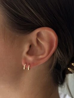 14K GOLD HUGGIE HOOPS