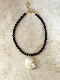 BLACK SHELL NECKLACE
